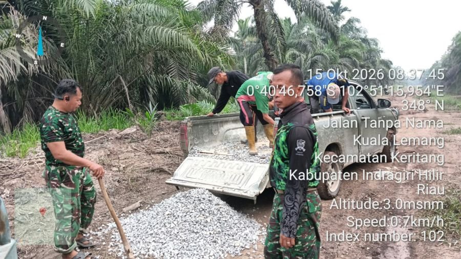 Sasaran Fisik Dikebut, Sertu M Tahir Laksanakan Pelangsiran Material TMMD ke-130 di Kuala Lemang