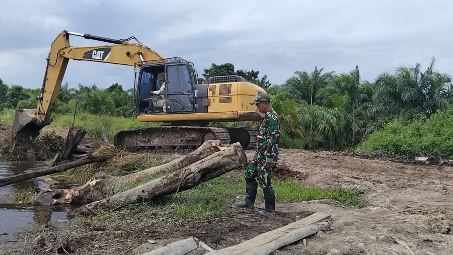 SASARAN FISIK TMMD KE-129 KODIM 0313/KPR, ALAT BERAT DIKEBUT UNTUK PENINGKATAN BADAN JALAN 2,5 KM X