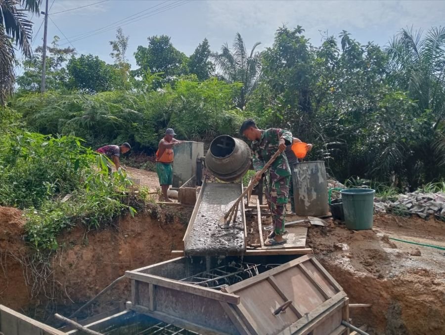 Satgas dan warga bersinergi percepat pekerjaan jembatan gantung Garuda tahap III