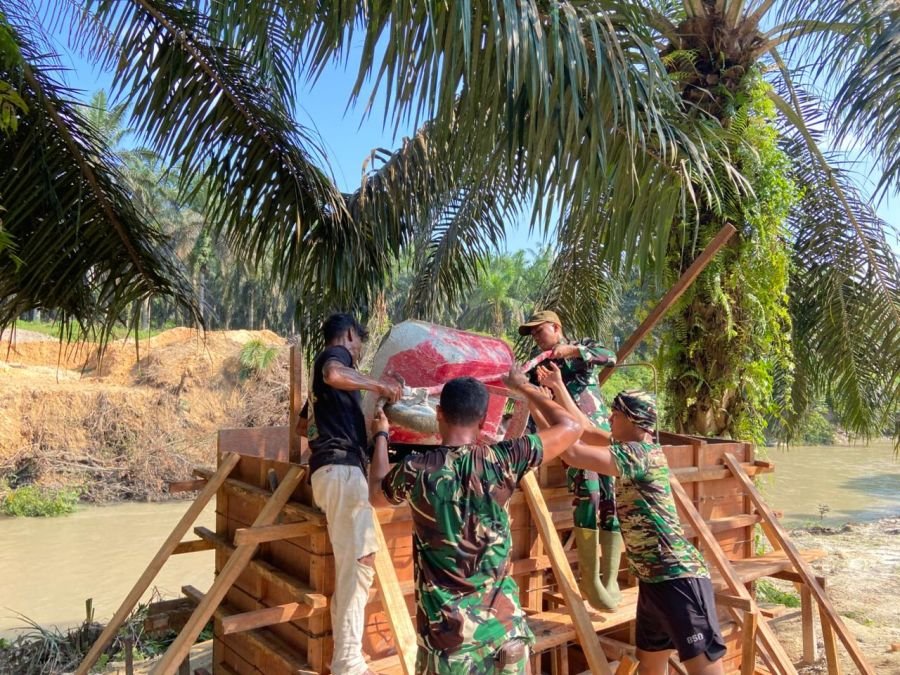Satgas Jembatan Garuda Cor Tapak Pilon di Bumi Mulya