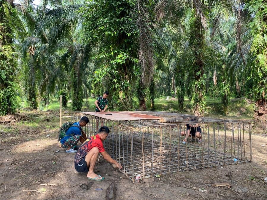 Satgas Jembatan Kodim 0302/Inhu Kebut Perakitan Pondasi Jembatan Gantung Garuda