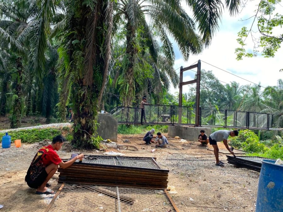 Satgas Jembatan kodim 0302/Inhu Rampungkan Pengecatan Pagar Jembatan Di Sukaraja