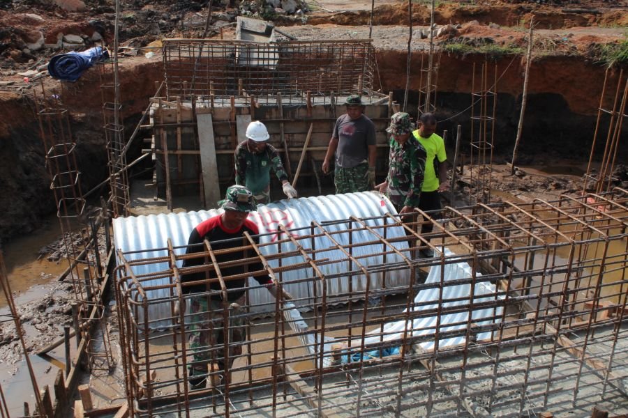 Satgas Jembatan Kodim 0315/Tanjungpinang Mulai Setel Plat Jembatan Armco di Sungai Mentrus