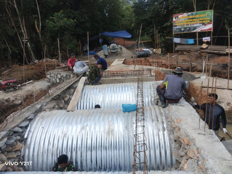 Satgas Jembatan Kodim 0315/TPI Lanjutkan Pemasangan Turap dan Baut Armco di Sungai Kangboi Dalam