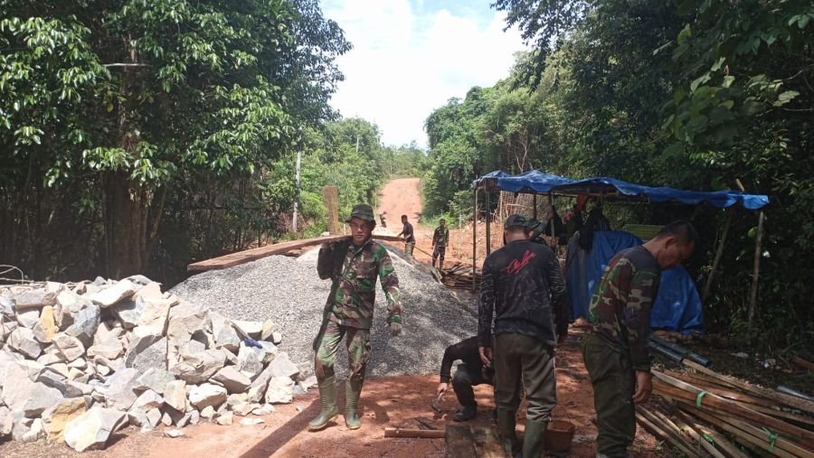 Satgas Jembatan tidak mengenal Cuaca kebut pembuatan Mal di Desa Kangboi Dalam Kec.Toapaya Selatan