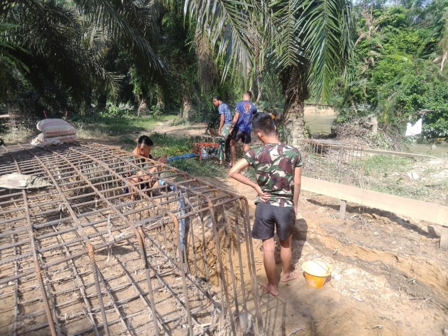 Satgas Kodim 0302/Inhu Cor Pondasi Vilon Jembatan Garuda di Sukaraja