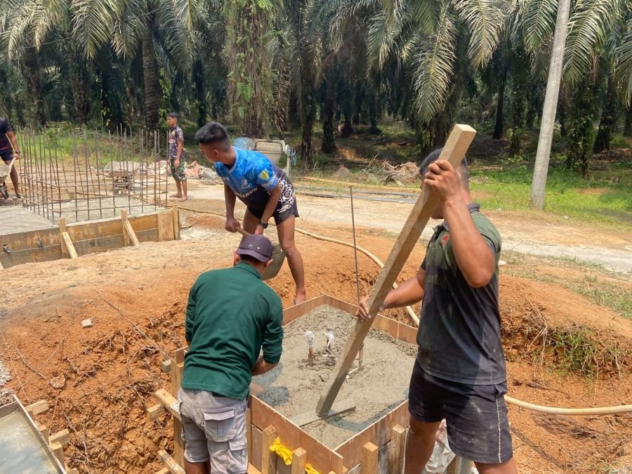 Satgas Kodim 0302/Inhu Fokus  Perkuat Struktur Jembatan Talang Pring Jaya
