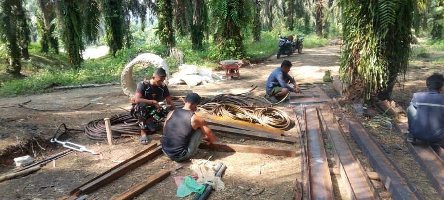 Satgas Kodim 0302/Inhu Genjot Pagar Besi Jembatan Perintis Garuda