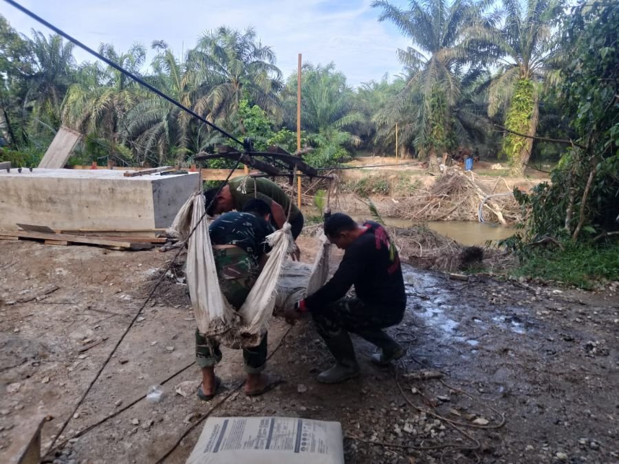 Satgas Kodim 0302/Inhu Kebut Cor Angkur Jembatan Garuda Sukaraja