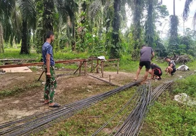 Satgas Kodim 0302/Inhu Kebut Material Jembatan Garuda Sukaraja