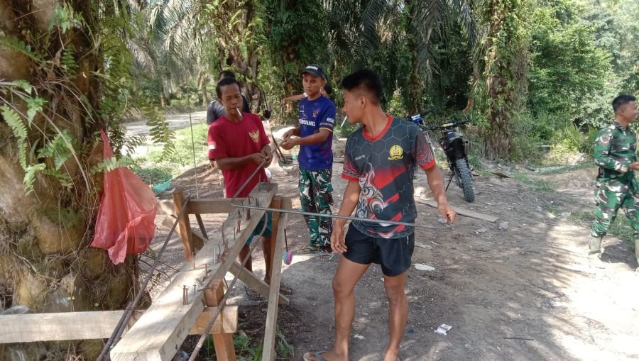 Satgas Kodim 0302/Inhu Kebut Pembangunan Jembatan Gantung Garuda Tahap III di Logas Tanah Darat