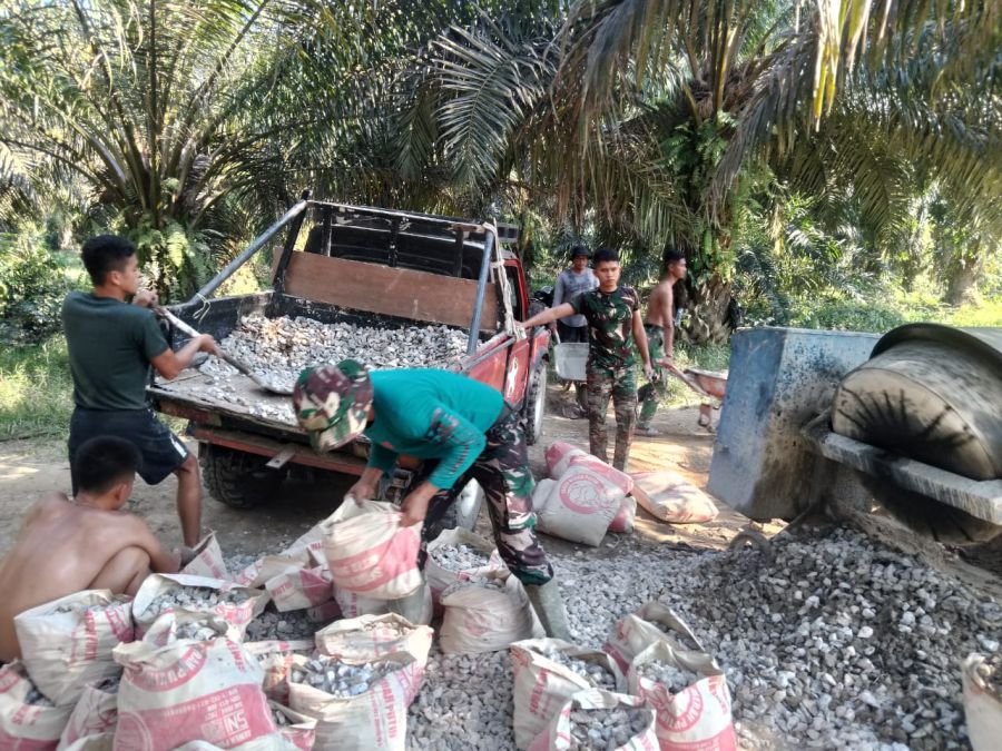 Satgas Kodim 0302/Inhu Kebut Pembangunan Jembatan Garuda Sukaraja, Material Terus Dilangsir