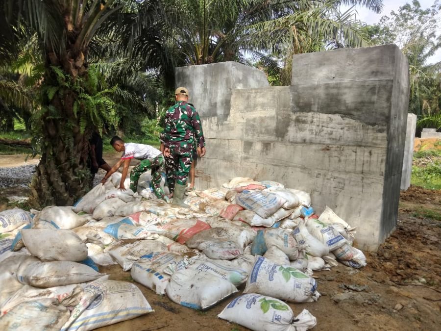 Satgas Kodim 0302/Inhu Kebut Pembuatan Tanggul Angkur Jembatan Perintis Garuda Sukaraja