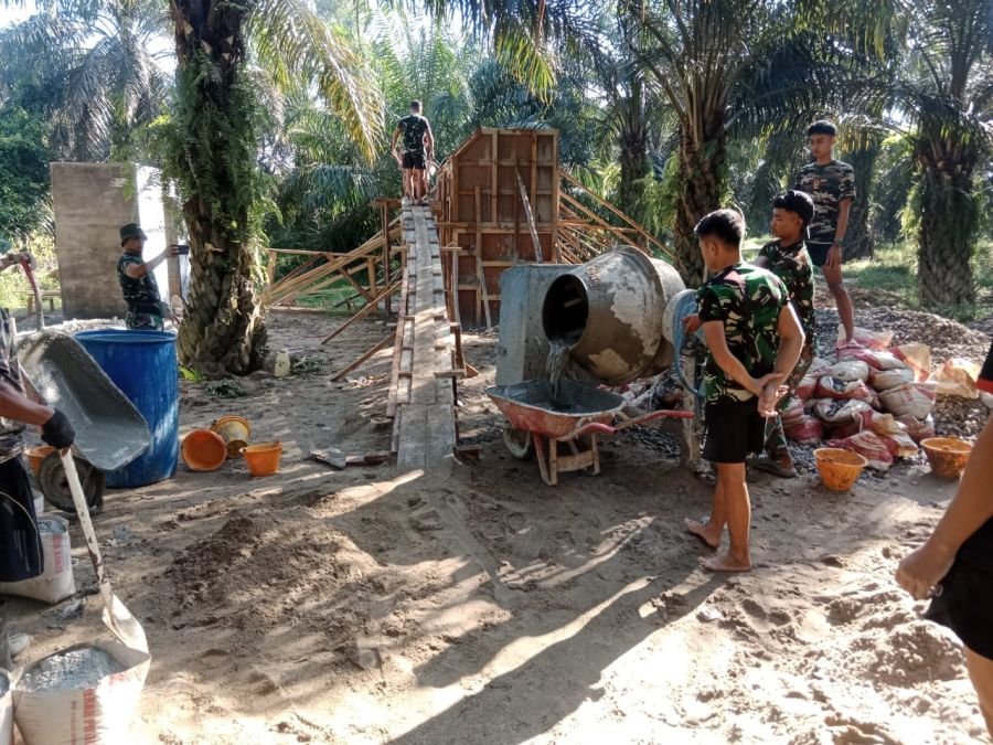 Satgas Kodim 0302/Inhu Kebut Pengecoran Angkur Jembatan Perintis Garuda di Sukaraja