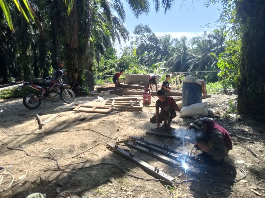 Satgas Kodim 0302/Inhu Kebut Pengelasan Tiang Jembatan Perintis Garuda
