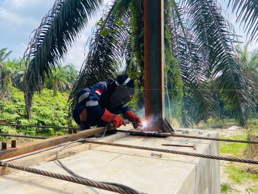 Satgas Kodim 0302/Inhu Kebut Perakitan Tiang Pilon Jembatan Garuda Bumi Mulya