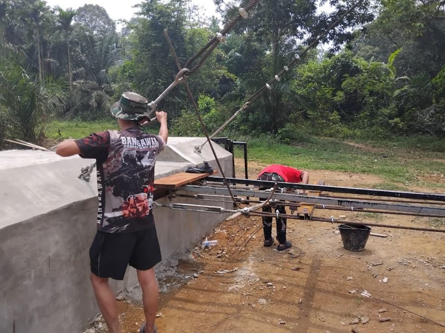 Satgas Kodim 0302/Inhu Lanjutkan Pemasangan Pagar Jembatan Talang Perigi