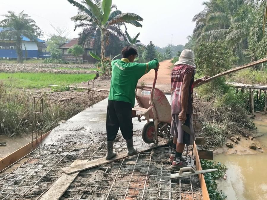 Satgas Kodim 0302/Inhu Lanjutkan Pengecoran Lantai Jembatan Kuala Mulia