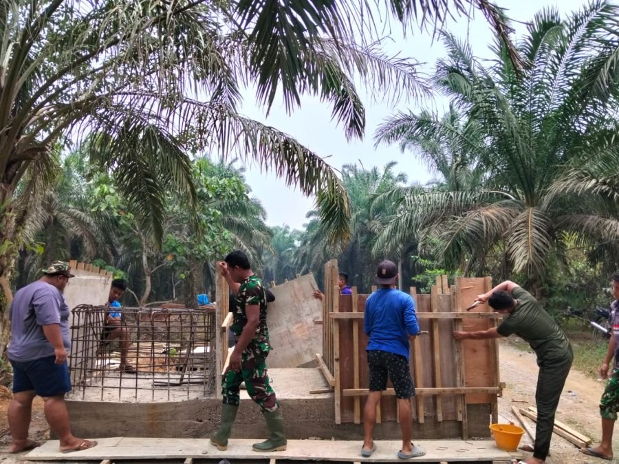 Satgas Kodim 0302/Inhu Lanjutkan Pembangunan Jembatan Gantung Talang Pring Jaya