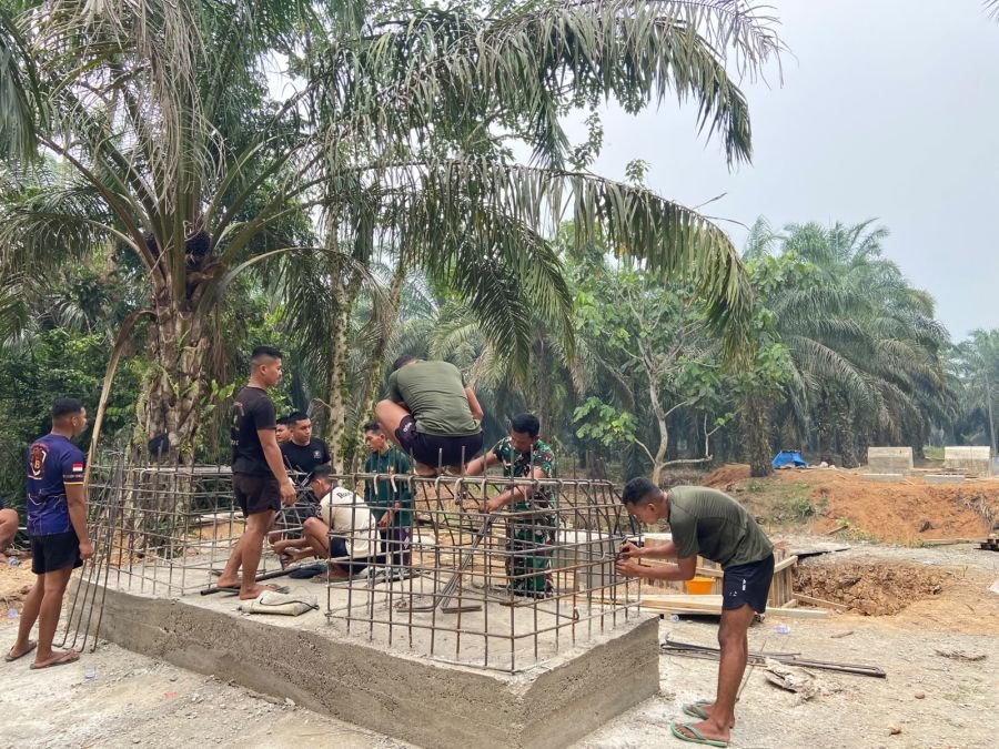 Satgas Kodim 0302/Inhu Lanjutkan Pembangunan Jembatan Gantung Talang Pring Jaya