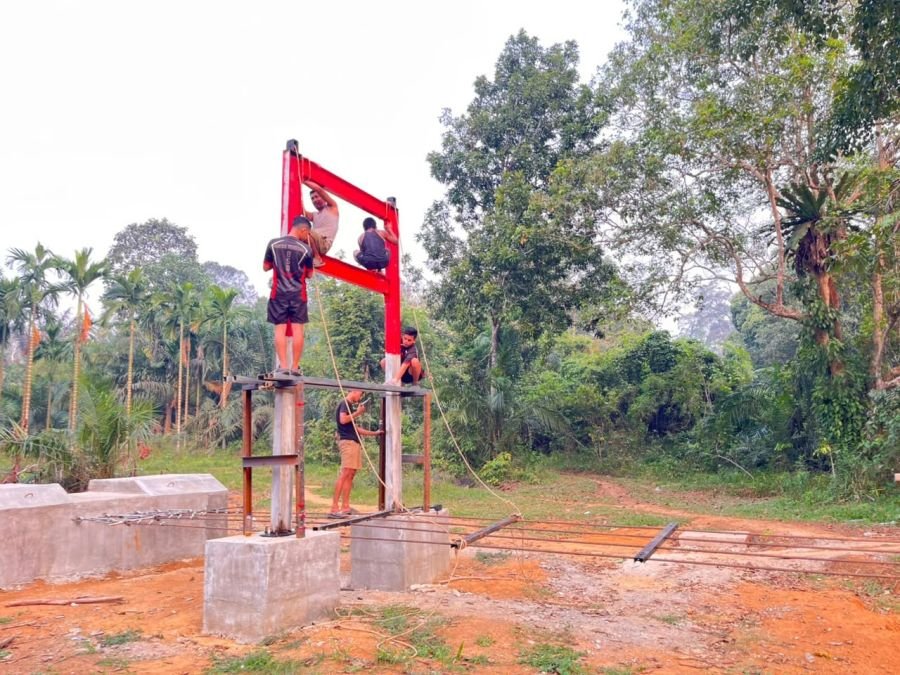 Satgas Kodim 0302/Inhu Lanjutkan Pemasangan Penyangga Jembatan Talang Perigi