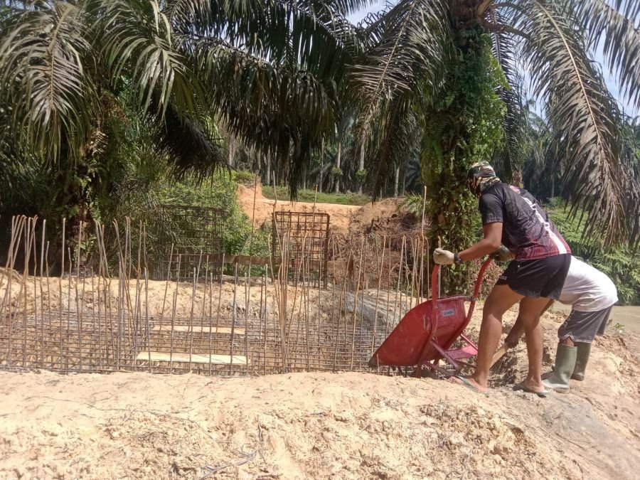 Satgas Kodim 0302/Inhu Mulai Cor Angkur Pondasi Jembatan Garuda