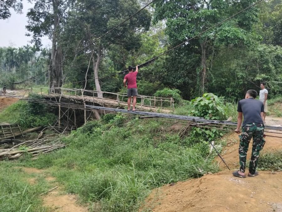 Satgas Kodim 0302/Inhu Pasang Hanger pada Sling Atas Jembatan Talang Perigi