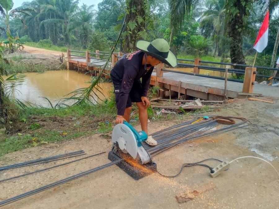 Satgas Kodim 0302/Inhu Pasang Pagar Jembatan Beton Kuala Mulia