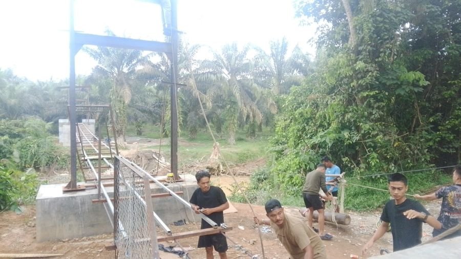 Satgas Kodim 0302/Inhu Pasang Pagar dan Sling Atas Jembatan Garuda Sukaraja