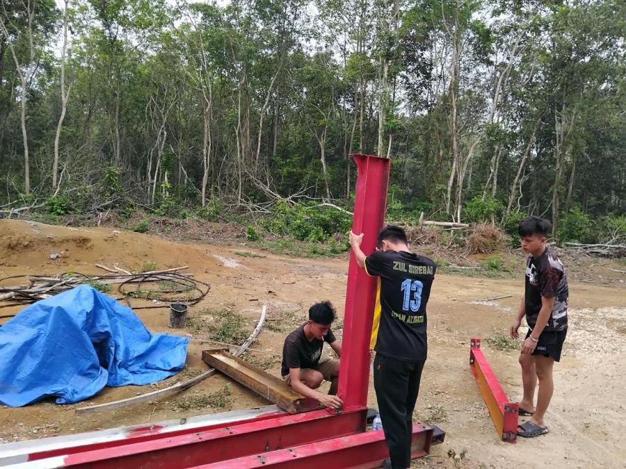 Satgas Kodim 0302/Inhu Pasang Tiang Pilon Jembatan Talang Perigi