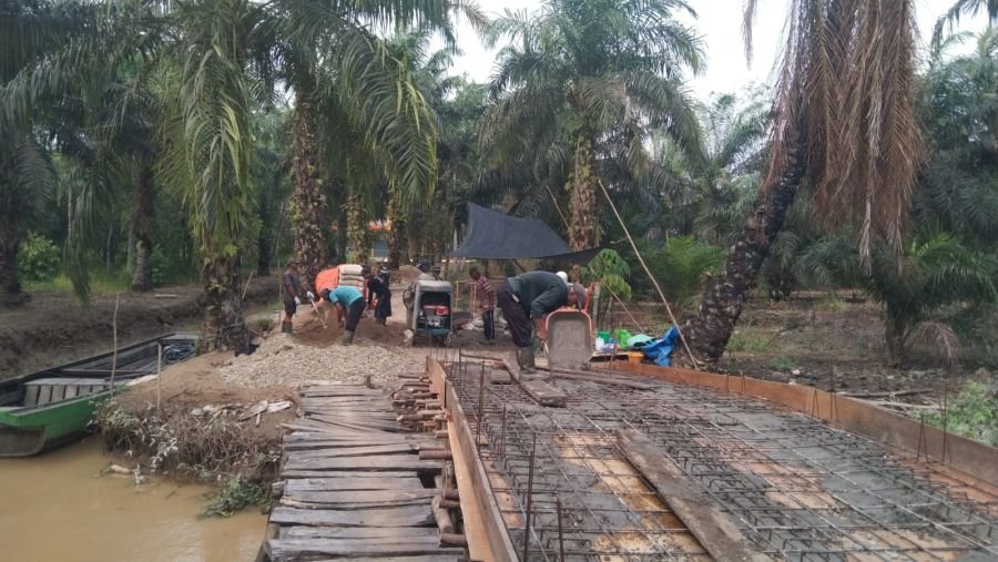 Satgas Kodim 0302/Inhu Percepat  Pembangunan Jembatan Beton  Tanjung Sari