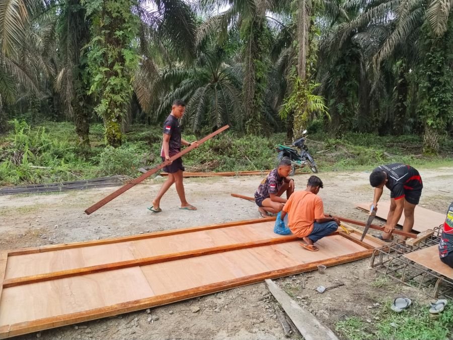 Satgas Kodim 0302/Inhu Percepat Pembangunan Jembatan Gantung Garuda