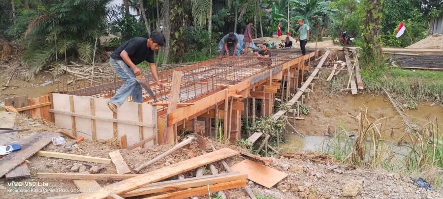 Satgas Kodim 0302/Inhu Rakit Besi Lantai Jembatan Beton Kuala Mulia