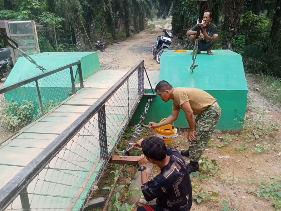 Satgas Kodim 0302/Inhu Rawat Jembatan Gantung Garuda Rantau Langsat