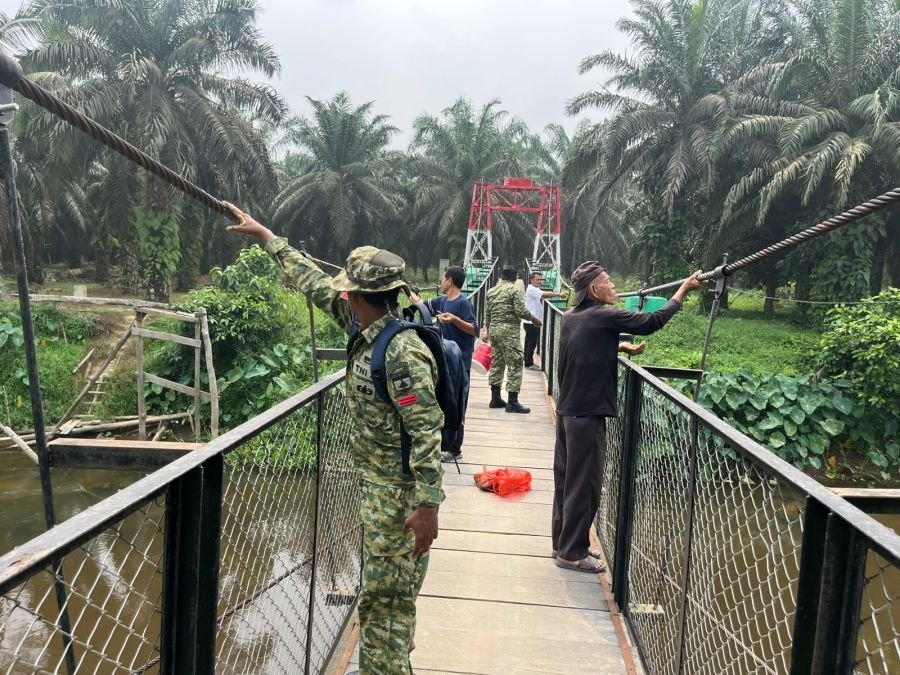Satgas Kodim 0302/Inhu Rawat Jembatan Gantung Garuda di Ringin-Belimbing