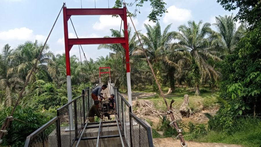 Satgas Kodim 0302/Inhu Tuntaskan Finishing Hanger Jembatan Gantung Garuda
