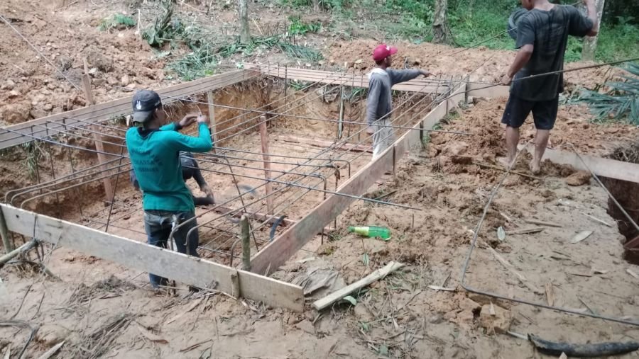 SATGAS KODIM 0313/KPR LANJUT PEMBANGUNAN JEMBATAN TAHAP V DI DESA BUKIT MEINTANG SEDANG MENGGALI PON