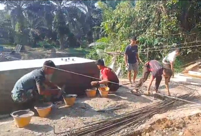 Satgas Kodim Fokus Rampungkan Angkur dan Acian Pilon Jembatan Garuda Sukaraja