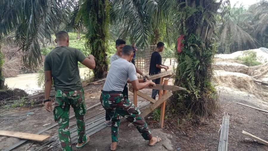 Satgas Kodim Inhu Percepat Tahap Rangka Besi Jembatan Garuda