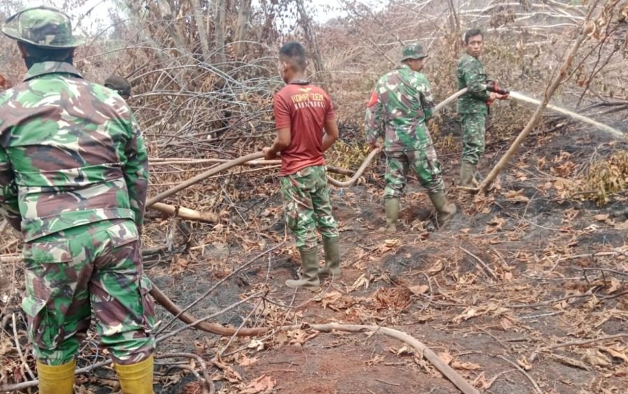 Satgas Koramil 01/Rengat Kodim 0302/Inhu lanjutkan pemadaman karhutla di Desa Pulau Jumat