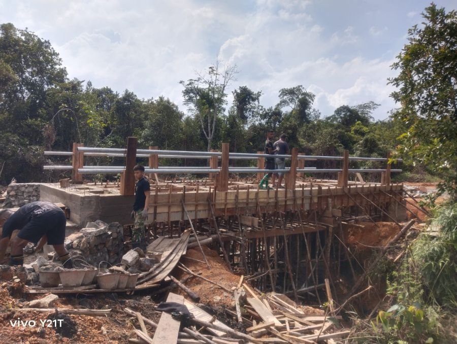 Satgas Percepat Pembangunan Jembatan Beton (Garuda) Melalui Pemasangan Batu Miring Turap Jembatan