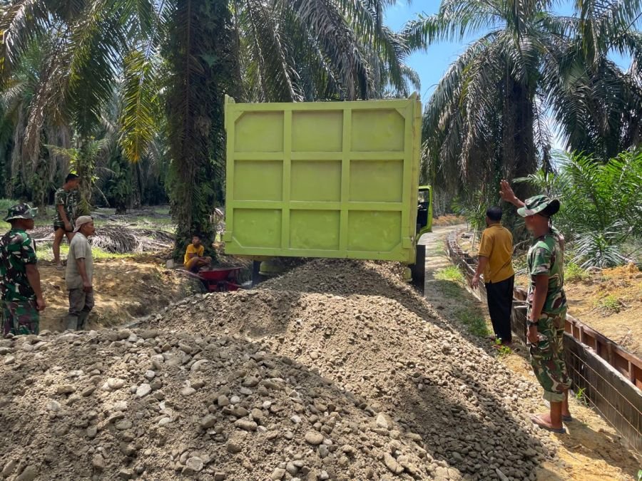 Satgas TMMD Ke-128 Kodim 0303/Bengkalis Distribusikan Material Pengerasan Jalan di Desa Tengganau
