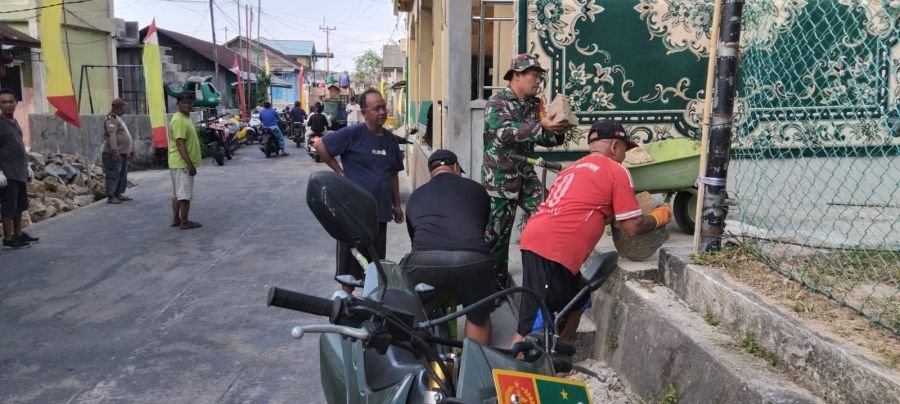 Satgas TMMD ke-129 Bersama Warga Gotong Royong Bersihkan Surau Ubudiyah