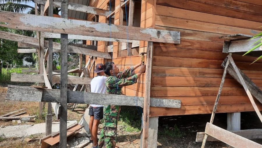 Satgas TMMD Ke-129 Kebut Renovasi Rumah Ibuk Fatimah di Pangkalan Terap