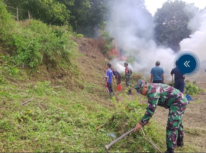 Satgas TMMD ke-129 Koramil 07/Tambelan Gotong Royong Bersihkan Lapangan Bola