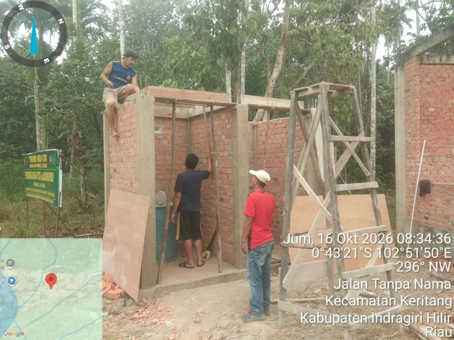 Satgas TMMD Kejar Target, Pemasangan Rangka Besi dan Papan Mal MCK di Kuala Lemang