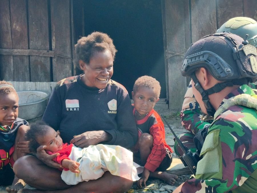 Satgas Yonif 136/TS Gelar Patroli Simpatik dan Kunjungi Rumah Warga di Kampung Irimuli