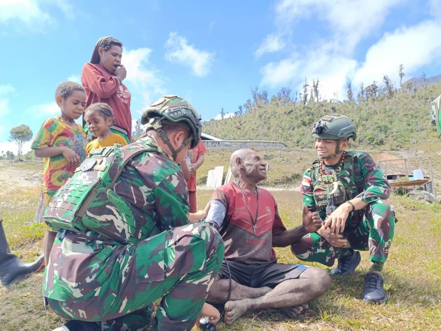 Kisah Kemanusiaan dari Distrik Nume, Satgas Yonif 136/TS Lebih dari Penjaga Batas
