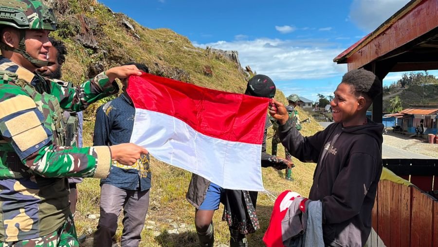Satgas Yonif 136/TS Pos NUME Bagikan Bendera Merah Putih, Semarakkan Kemerdekaan di Papua