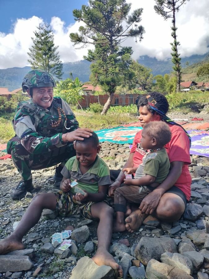 Satgas Yonif 136/Tuah Sakti Anjangsana ke Kampung Lungguneri
